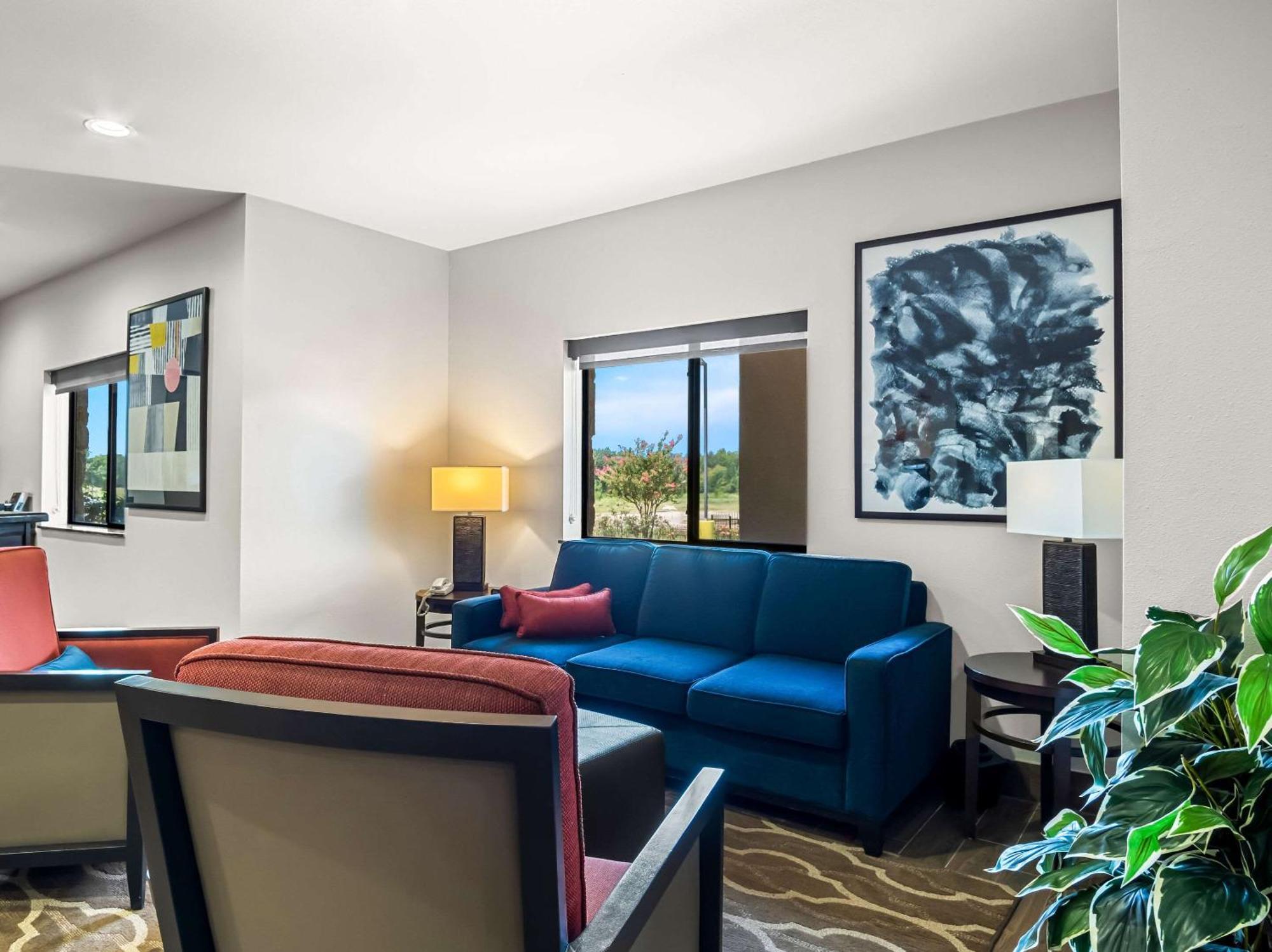 Comfort Suites Lindale Exterior photo
